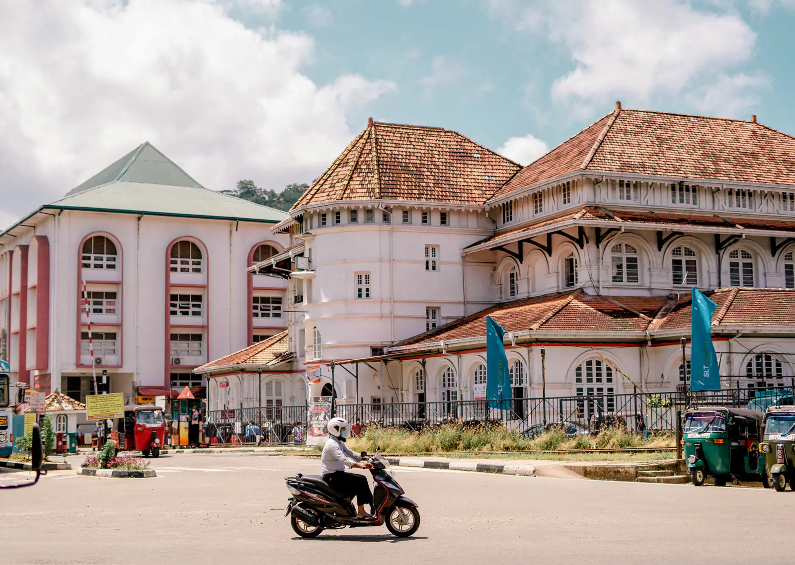 Kandy lake and surrounding green mountains